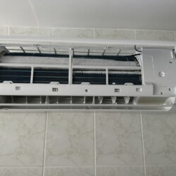 Tak wygląda wyciek czynnika z klimatyzacji.