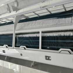 Tak wygląda wyciek czynnika z klimatyzacji.